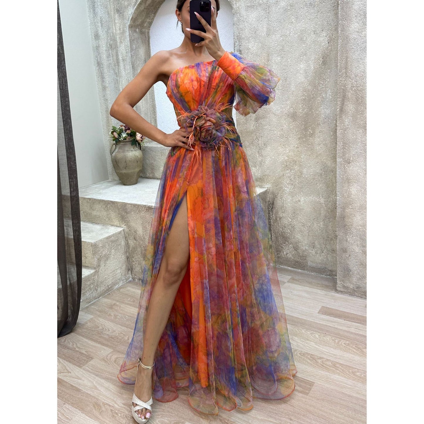 Robe Longue Asymétrique à Une Épaule avec Fente Élégante et Détails Plissés